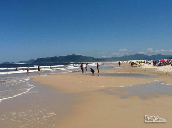Dia ensolarado na praia da Guarda do Embaú, litoral sul de Santa Catarina